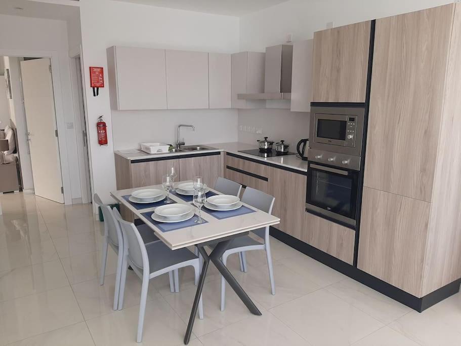 New Seafront Apartment - Spectacular Views St. Paul's Bay Buitenkant foto